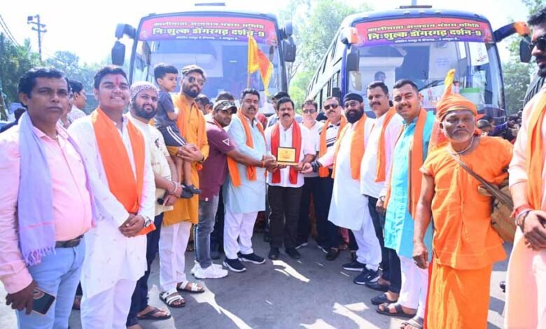 डोंगरगढ़ मां बम्लेश्वरी के दर्शन के लिए जा रहे श्रद्धालुओं की बस को उपमुख्यमंत्री विजय शर्मा ने झंडी दिखाकर किया रवाना 1 KSHITITECH sharma1 KSHITITECH