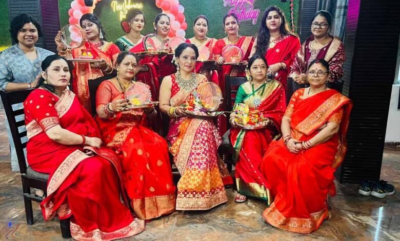 निगम परिवार की महिलाओं ने मनाया करवाचौथ पर्व, लाल साड़ी और श्रृंगार कर करी ‘करवा देवी’ की पूजा 1 KSHITITECH sing 2 KSHITITECH