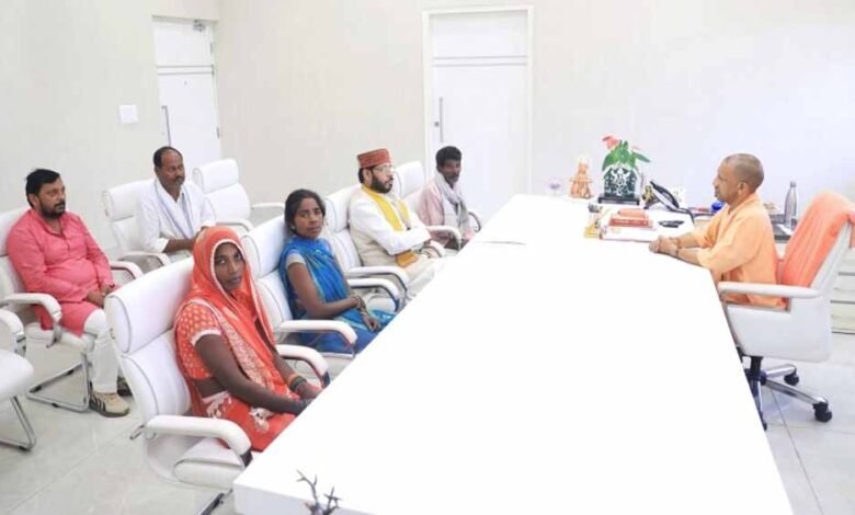अमेठी हत्याकांड: शिक्षक के पीड़ित परिजनों से मिले सीएम योगी, पुलिस इस मामले में अब जांच पड़ताल कर रही है 1 Console Corptech Pradakshina Consulting Pvt Ltd yogi1 4 Console Corptech Pradakshina Consulting Pvt Ltd