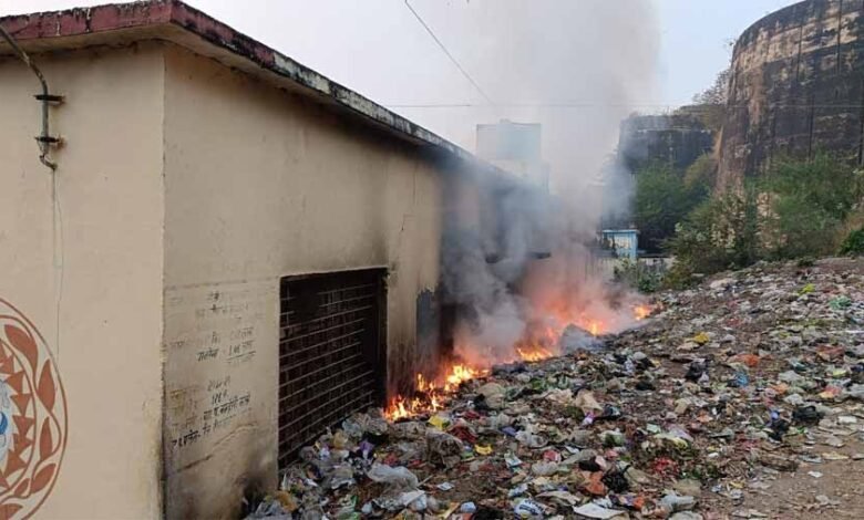 सरकारी अस्पताल में लगी आग, अस्पताल परिसर के बाहर लगा कचरे का ढेर 1 KSHITITECH 1 36 KSHITITECH