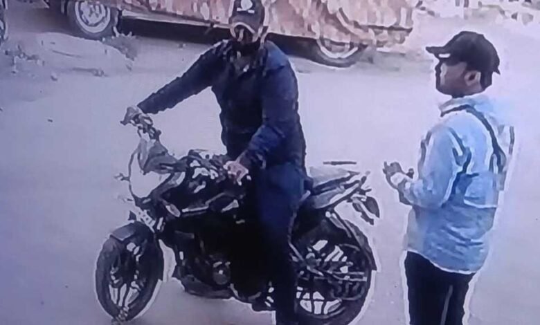 इंदौर में रेसकोर्स रोड पर दो बदमाशों ने चार लोागें को चाकू दिखाकर उनके गहने लूटने की घटना 1 KSHITITECH 11A 29 KSHITITECH