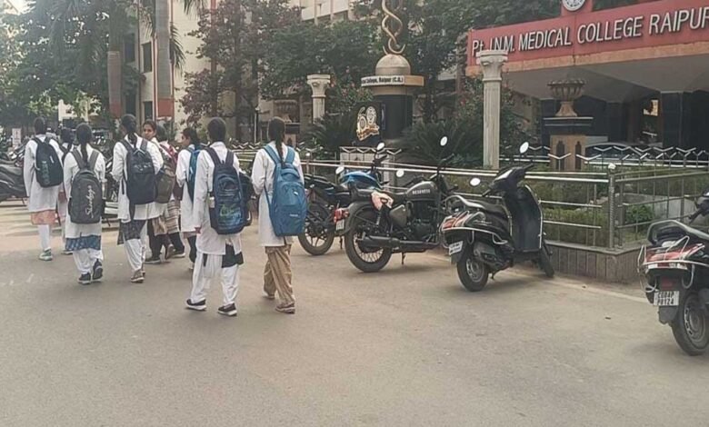 Raipur Medical College: कॉलेज प्रशासन ने रैगिंग के आरोप में छात्रों को एक माह के लिए किया निलंबित 1 KSHITITECH 12A 86 KSHITITECH
