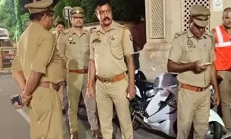 उत्तर प्रदेश ATS में तैनात महिला पुलिसवाली से छेड़छाड़! दबंगों ने कपड़े फाड़े और गलत तरीके छुआ 1 KSHITITECH 14A 21 KSHITITECH