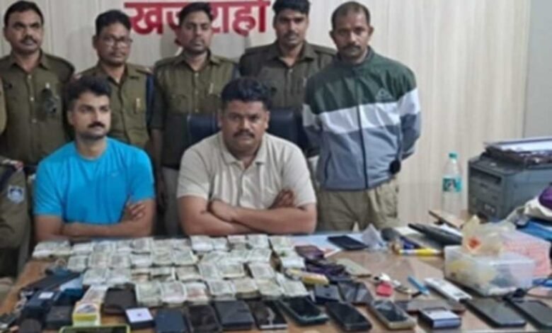 खजुराहो : होटल में जुआ खेलते 18 गिरफ्तार, 20 लाख कैश, लक्जरी कारों सहित एक करोड़ रुपये का सामान 1 KSHITITECH 15A 58 KSHITITECH