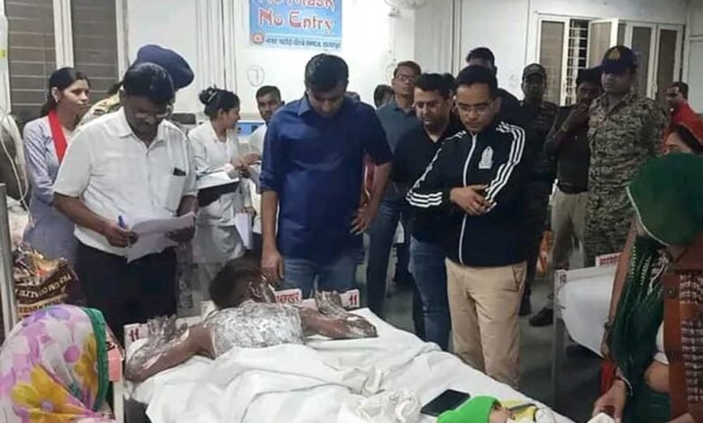 कलेक्टर एवं एसपी ने अस्पताल पहुंचकर सिलेंडर फटने से घायल लोगों के बेहतर उपचार के दिए निर्देश 1 KSHITITECH 18A 7 KSHITITECH
