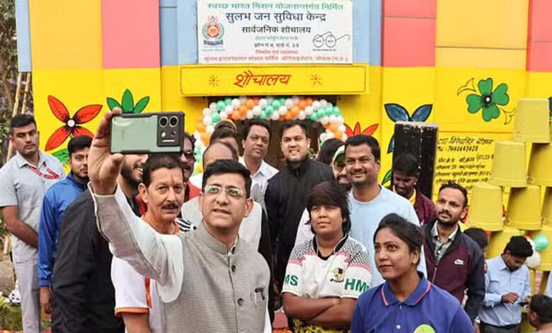 इंदौर के लोगों ने ली पब्लिक टाॅयलेट के साथ सेल्फी, विश्व शौचालय दिवस पर शहर के पब्लिक टाॅयलेट को सजाया गया 1 KSHITITECH 19A 41 1 KSHITITECH