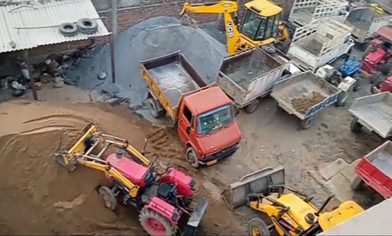 रिहायशी इलाके में अवैध तरीके से गिट्टी, भस्सी व रेत का भण्डारण 1 KSHITITECH 19A 82 KSHITITECH