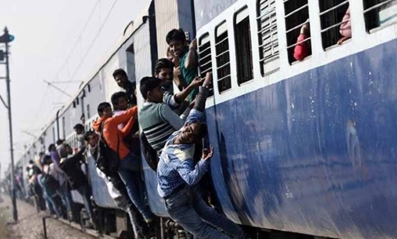 रेलवे स्टेशन में यात्री प्रतिदिन जिंदगी दांव पर लगाकर कर रहे सफर 1 KSHITITECH 2 45 KSHITITECH