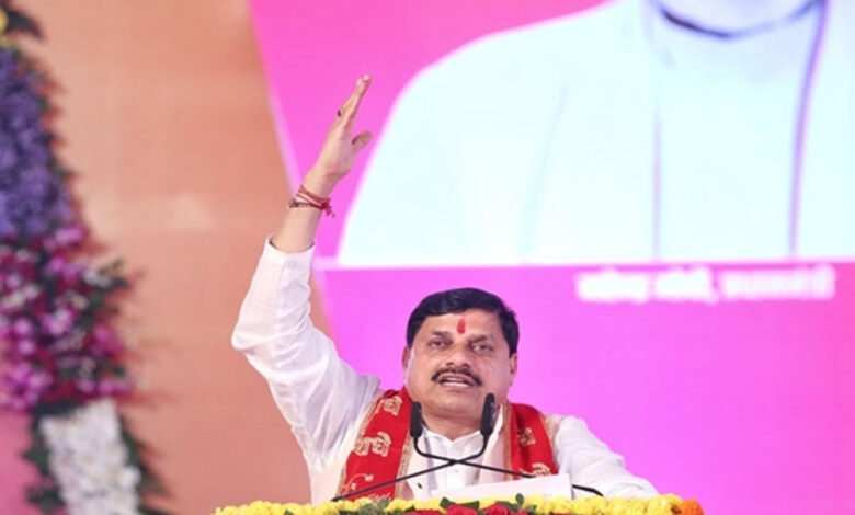 मुख्यमंत्री डॉ. मोहन यादव ने मेले में शामिल स्व-सहायता समूह, उद्यमियों व कलाकारों को पुरस्कृत किया 1 KSHITITECH 20A 113 KSHITITECH