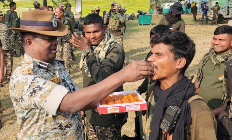 सुकमा में अभियान की सफलता पर जवानों ने जश्न मनाया, इस साल 207 नक्सलियों के शव बरामद, 787 नक्सली गिरफ्तार किए गए 1 KSHITITECH 23A 59 KSHITITECH