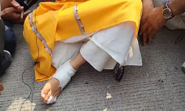 सनातन हिंदू एकता पदयात्रा निकाल रहे पंडित धीरेंद्र कृष्ण शास्त्री के पैरों में छाले पड़े 1 KSHITITECH 23A 71 1 KSHITITECH