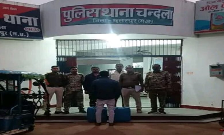 पुलिस ने अवैध कच्ची शराब परिवहन कर रहे आरोपी को किया गिरफ्तार, 58 लीटर अवैध कच्ची शराब एवं ई रिक्शा जब्त 1 KSHITITECH 25A 25 KSHITITECH