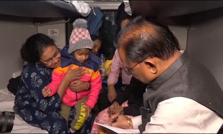छत्तीसगढ़ सीएम विष्णुदेव साय ट्रेन में सफर करते हुए नजर आए, सहयात्रियों से गर्मजोशी से मिले और सभी यात्रियों को कुशलक्षेम भी पूछा 1 KSHITITECH 25A 51 1 KSHITITECH