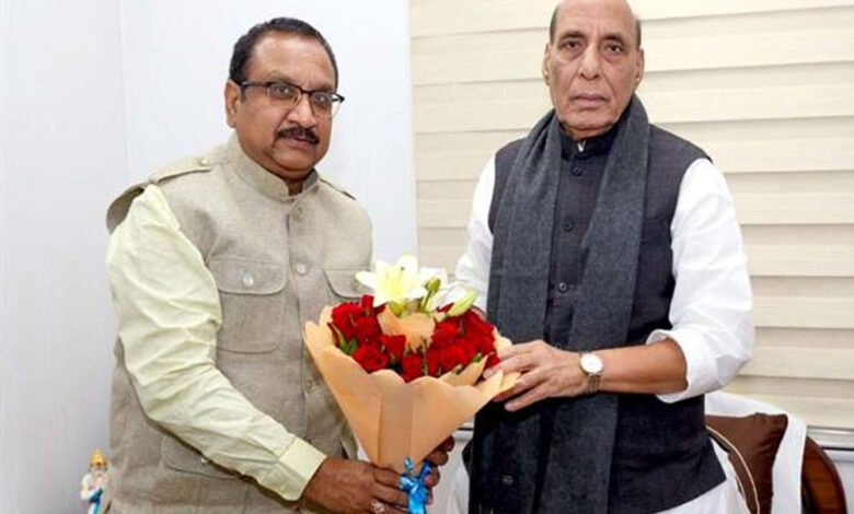 केन्द्रीय रक्षा मंत्री सिंह से जनजातीय कार्य मंत्री डॉ. शाह ने की सौजन्य भेंट 1 KSHITITECH 27A 5 KSHITITECH