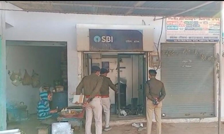 नहीं निकले पैसे तो ATM ही उखाड़कर ले गए चोर, मशीन दतिया में मिली 1 Console Corptech Pradakshina Consulting Pvt Ltd 29A 72 Console Corptech Pradakshina Consulting Pvt Ltd