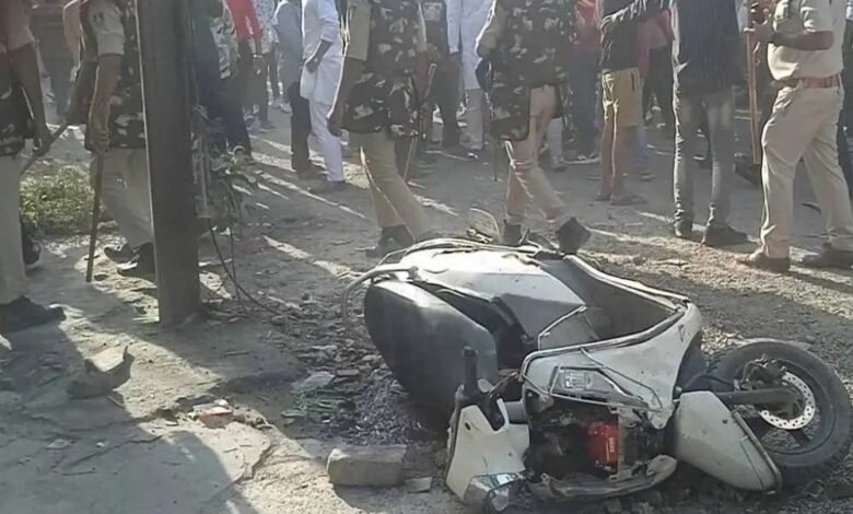 इंदौर : पटाखे फोड़ने पर हिंसा में पत्थरबाजी के बाद गाड़ियों में तोड़फोड़, ऑटो रिक्शा और कार में लगाई आग 1 KSHITITECH 2A 16 KSHITITECH