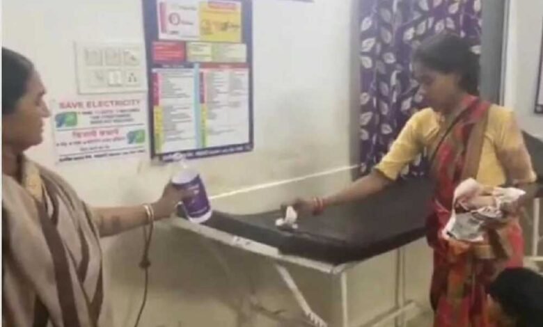 पति की हुई मौत के बाद गर्भवती पत्नी से साफ कराया खून से लथपथ बेड, अस्पताल का वीडियो हो रहा वायरल 1 KSHITITECH 2A 25 KSHITITECH