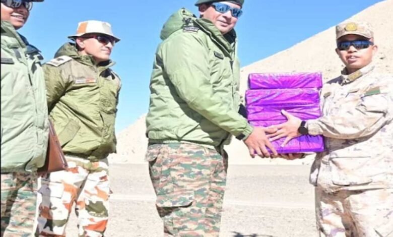 LAC पर बदले हालात, चीनी सैनिकों को भारतीयों ने दिवाली पर खिलाई मिठाई 1 KSHITITECH 2A 49 1 KSHITITECH