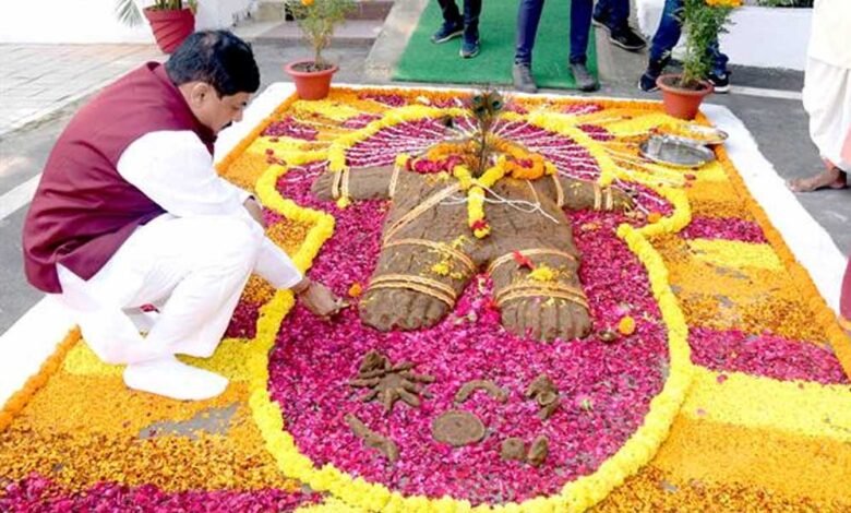 मुख्यमंत्री निवास में हुई गोवर्धन पूजा 1 KSHITITECH 2A 81 KSHITITECH