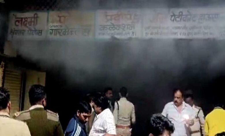 देवास : सुपर मार्केट में भीषण आग, 10 दुकानें आईं चपेट में, लाखों का माल हुआ ख़ाक 1 KSHITITECH 7A 4 1 KSHITITECH