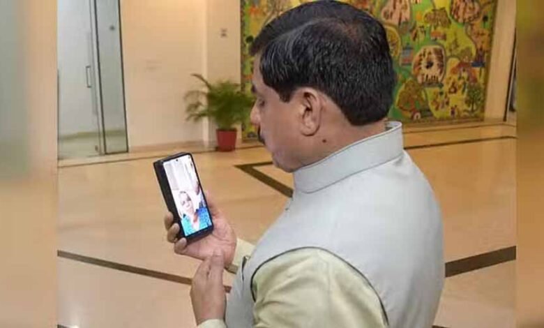 सीएम यादव ने भेड़िए से लड़ने वाली बहादुर महिला भुजलो बाई को फोन कर दी शाबशी 1 KSHITITECH CM mohan2 2 KSHITITECH