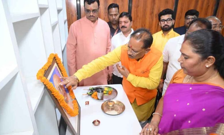 छत्तीसगढ़-रायपुर में मुख्यमंत्री विष्णु देव साय ने सरदार वल्लभ भाई पटेल की जयंती पर किया नमन 1 KSHITITECH Chhattisgarh 03 2 KSHITITECH