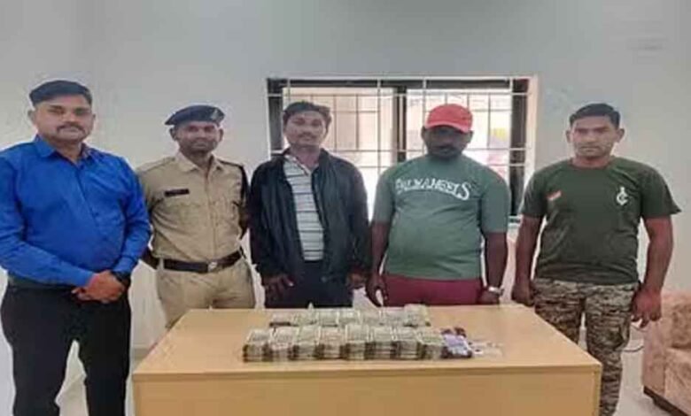 छत्तीसगढ़-कबीरधाम में पुलिस चेकिंग में मिले 30.17 लाख रुपये 1 KSHITITECH Chhattisgarh 05 2 14 KSHITITECH