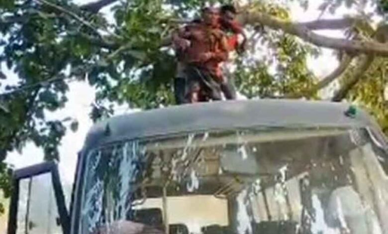 छत्तीसगढ़-रायगढ़ में मायके गई पत्नी तो फांसी लगाने पेड़ पर चढ़े पति को पुलिस ने बस लाकर नीचे उतारा 1 KSHITITECH Chhattisgarh 05 2 9 KSHITITECH