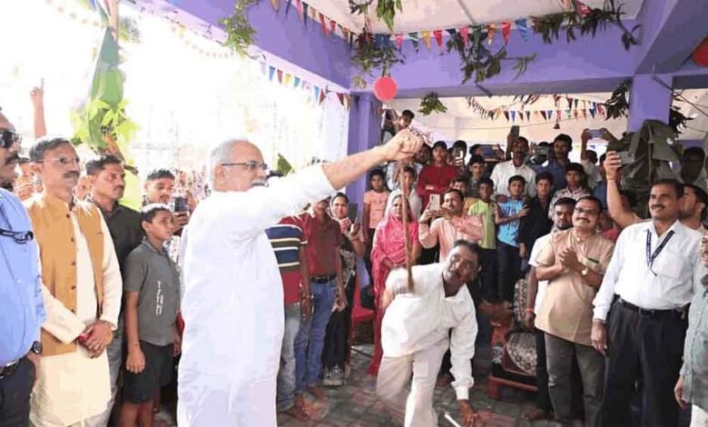 छत्तीसगढ़-दुर्ग में पूर्व CM बघेल ने गांव में निभाई सोटा प्रहार की परंपरा 1 KSHITITECH Chhattisgarh 07 2 KSHITITECH