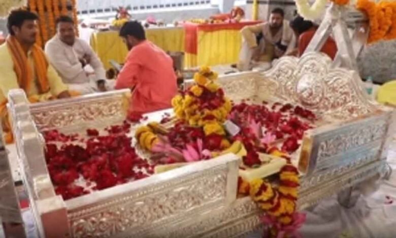छत्तीसगढ़-भिलाई के भक्त ने बाबा महाकाल को भेंट की 26 किलो चांदी से बनी पालकी 1 KSHITITECH Chhattisgarh 13 2 15 KSHITITECH