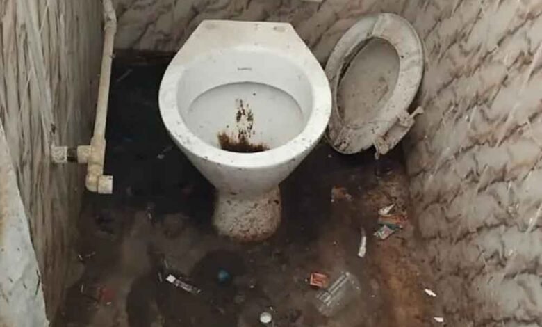 छत्तीसगढ़-खैरागढ़ नपा के शौचालयों में फ़ैली गंदगी और गुटखा पाउच पड़े फिर भी 10.93 लाख रुपये का पेमेंट 1 KSHITITECH Chhattisgarh 14 2 17 KSHITITECH
