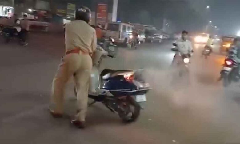 छत्तीसगढ़-दुर्ग साहसी ट्रैफिक एएसआई ने जलती बाइक हटाकर बचाई लोगों की जान 1 KSHITITECH Chhattisgarh 18 2 KSHITITECH