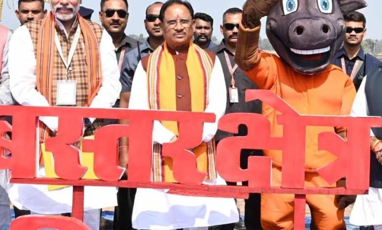 जनप्रतिनिधियों ने मुख्यमंत्री विष्णु देव साय को गौरसिंग मुकुट पहनाकर किया गया अभिनन्दन 1 KSHITITECH Cm sai2 KSHITITECH