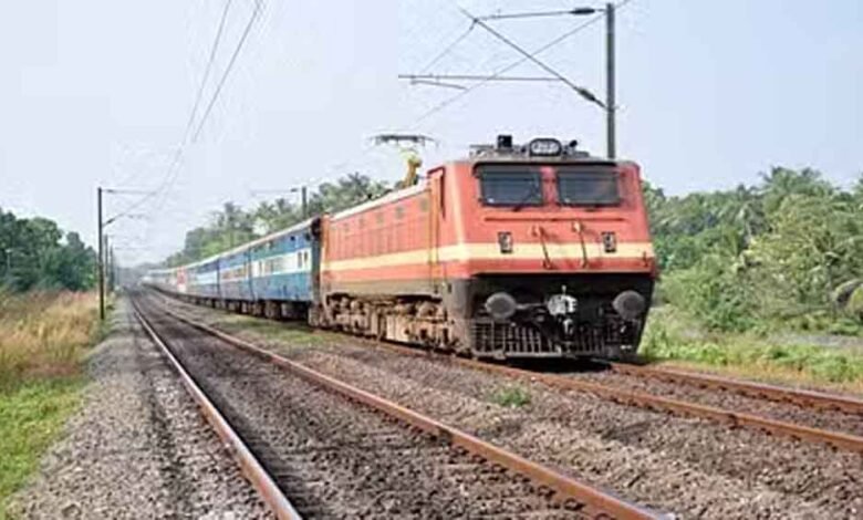 गुवाहाटी में डीआरएम व अधिकारीयों ने ट्रेन कुछ देर रोककर समय से पहुंचाई बारात 1 KSHITITECH Desh 01 2 KSHITITECH