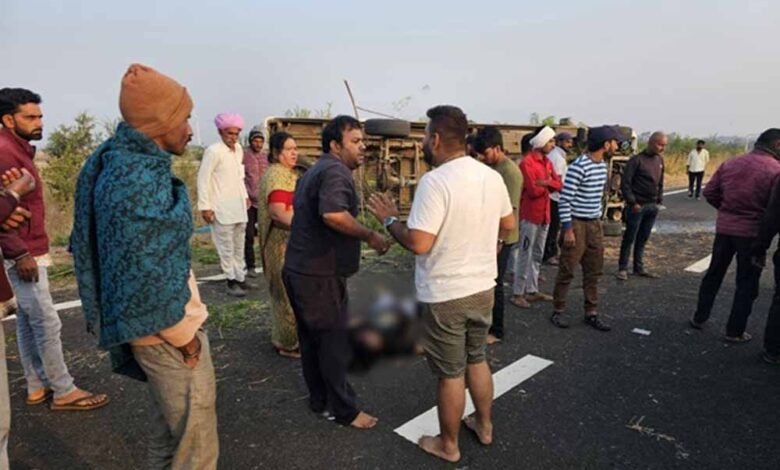 टेम्पो ट्रैवलर के पलटने से अहमदाबाद निवासी एक महिला को मौत, चार लोग गंभीर रूप से घायल, हुआ दर्दनाक हादसा 1 KSHITITECH ac02 1 KSHITITECH