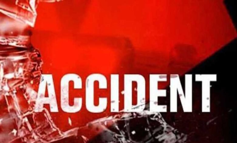 हरदा में भीषण हादसा, कार को टक्कर मारकर पलटा ट्रक, पीछे से आ रही बाइक घुसी, 4 दोस्तों की दर्दनाक मौत 1 KSHITITECH accident 64 4 KSHITITECH