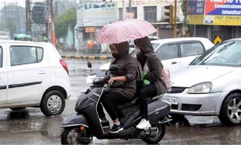 दक्षिण भारत के कुछ राज्यों में बारिश हो रही है, जबकि पहाड़ी इलाकों में बर्फबारी हो रही है, उत्तर भारत में ठिठुरन का सामना 1 KSHITITECH barish 1 KSHITITECH