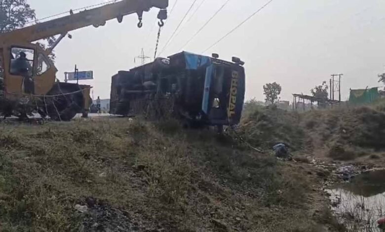 भौंरा धपाड़ा के पास हाईवे पर अनियंत्रित होकर पलटी बस, 28 यात्री घायल 1 KSHITITECH bus1 2 KSHITITECH