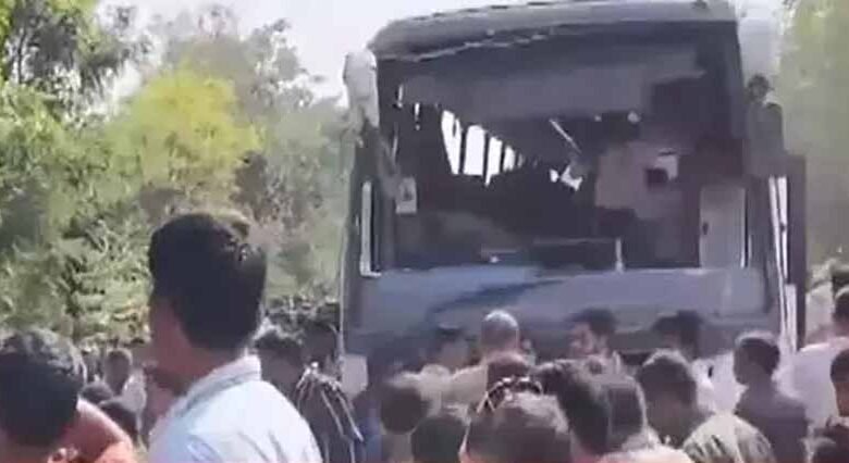 गोंदिया में भीषण सड़क हादसा, बस के पलटने से 9 लोगों की मौत, करीब 30 घायल 1 KSHITITECH bus1 4 KSHITITECH