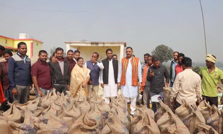 धान खरीदी केंद्रों का निरीक्षण, खरीदी में शिकायत मिलने पर होगी कड़ी कार्रवाई : श्याम बिहारी जायसवाल 1 KSHITITECH dhan kharidi 1 KSHITITECH