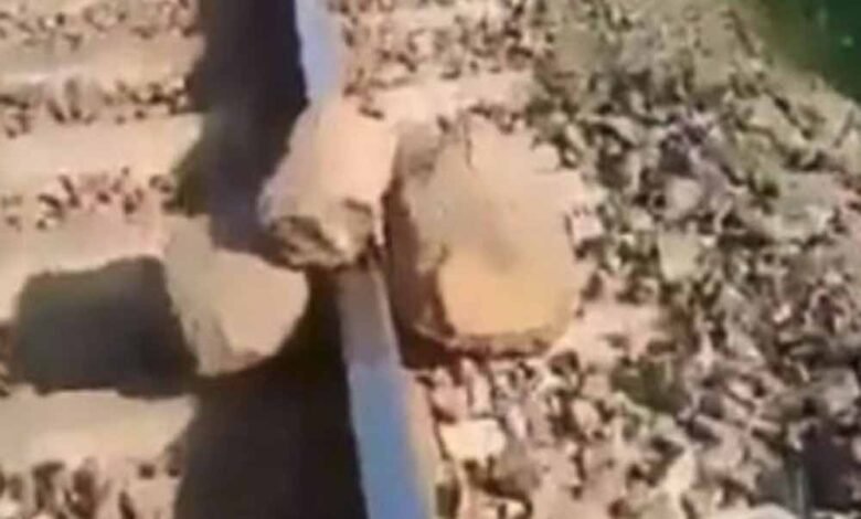 एक बार फिर हुई रेल को डिरेल करने की साजिश, पटरी पर रखी लोहे की बेंच, टला बड़ा हादसा 1 KSHITITECH drail2 KSHITITECH