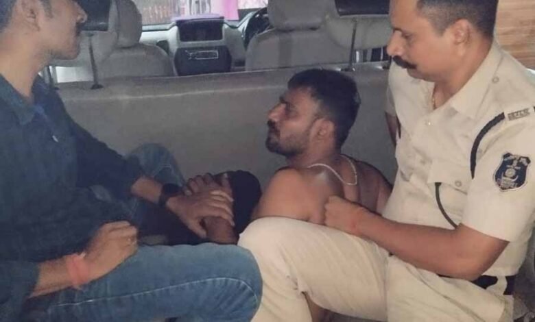 जेल से पैरोल पर रिहा होने के बाद फरार हुआ कुख्यात आरोपी ने पुलिसकर्मियों पर की फायरिंग, 3 आरक्षक हुए जख्मी 1 KSHITITECH farar aropi1 KSHITITECH