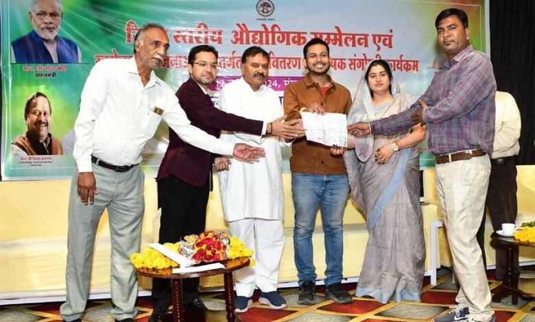 हरदा में निवेशकों के लिए हुआ सम्मेलन, दिए स्वरोजगार योजनाओं के पत्र 1 KSHITITECH harda2 KSHITITECH