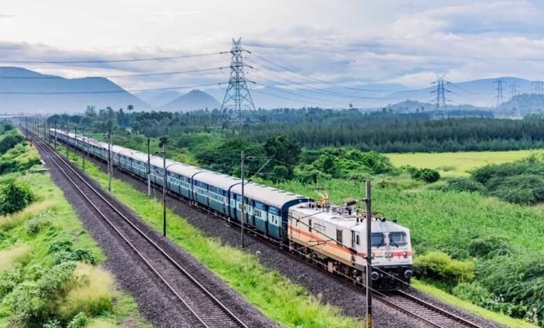 फिर ट्रेन पलटाने की कोशिश, पीलीभीत-बरेली रेलवे लाइन ट्रैक पर रखा 12 MM मोटा सरिया इंजन से टकराया 1 KSHITITECH indian railway1 2 KSHITITECH