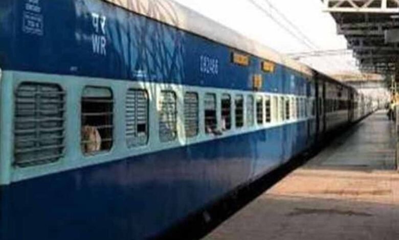 ट्रेन की धीमी रफ्तार, यात्रियों का तनाव और गुस्सा बढ़ा रही, मदनमहल रेलवे स्टेशन पर ट्रेन लेट होने से भड़के यात्री 1 KSHITITECH let1 KSHITITECH