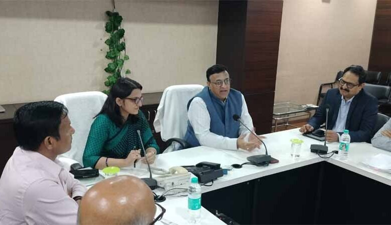 अपर मुख्य सचिव ऊर्जा श्री मंडलोई ने इंदौर में की बिजली कंपनी के कार्यों की समीक्षा 1 KSHITITECH mandloi KSHITITECH