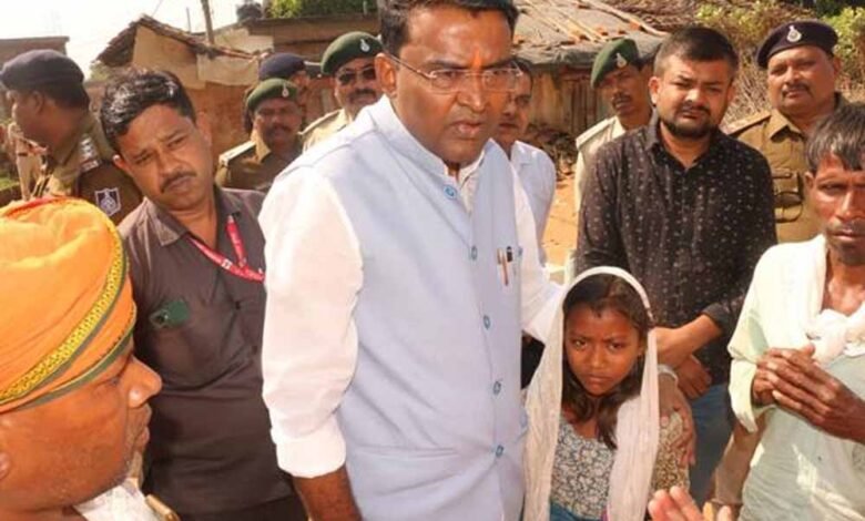 वन राज्य मंत्री श्री अहिरवार ने मृतक रामरतन यादव और खेरूकोल के परिजन से मिलकर शोक-संवेदना व्यक्त की 1 Console Corptech Pradakshina Consulting Pvt Ltd mini01 Console Corptech Pradakshina Consulting Pvt Ltd