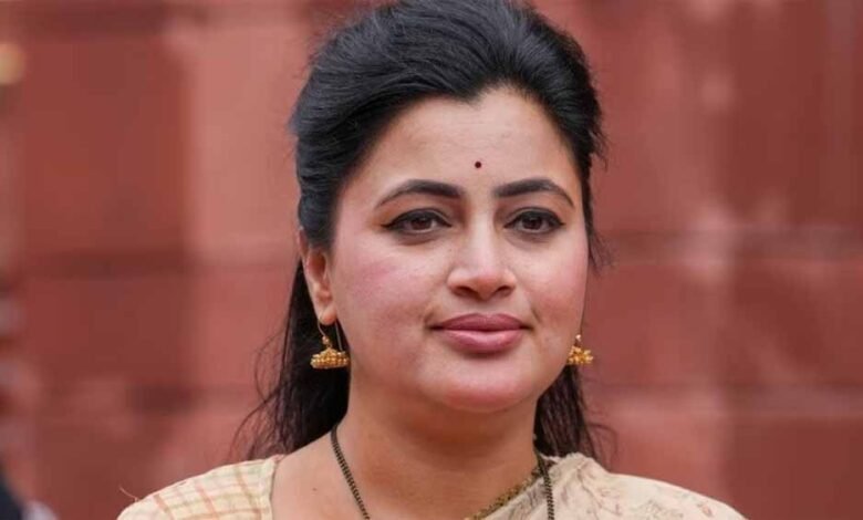 नवनीत राणा ने मनाया जीत का जश्न, जमकर किया डांस; MVA की ली मौज 1 Console Corptech Pradakshina Consulting Pvt Ltd navneet rana1 Console Corptech Pradakshina Consulting Pvt Ltd