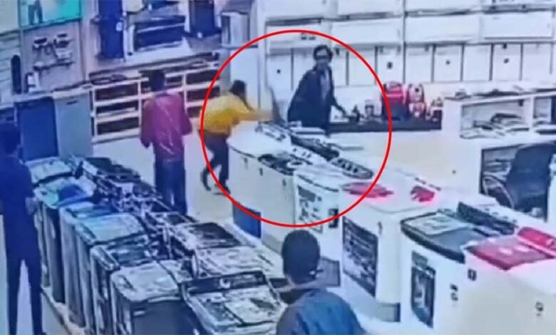 4-5 बदमाशों ने युवक को सरेआम दौड़ा-दौड़ा कर पीटा, सामने आया वीडियो 1 KSHITITECH pitai1 KSHITITECH