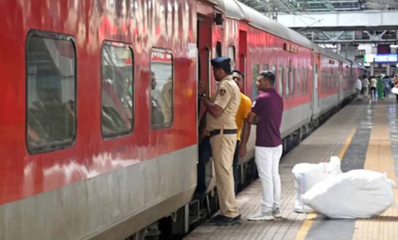 मुंबई उपनगर क्षेत्र में सफर करने वाले यात्रियों के लिए बड़ी राहत की खबर, 13 नई एसी लोकल ट्रेन सेवाएं शुरू 1 KSHITITECH railway1 1 KSHITITECH